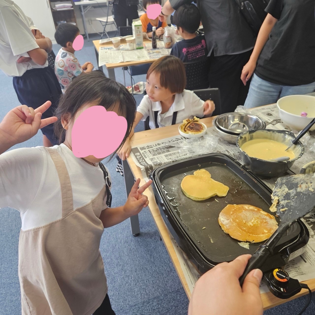 大阪市浪速区の放課後等デイサービスオハナピース大阪日本橋の花園町合同イベント、ホットケーキ作り